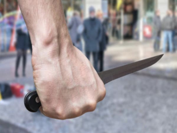 Mơ thấy cầm dao chém người đánh con gì