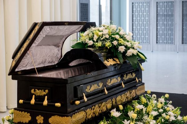 Mơ thấy quan tài có hoa